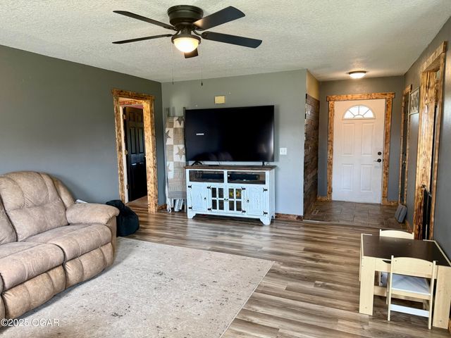 9815 County Lane 190, Carthage, MO 64836