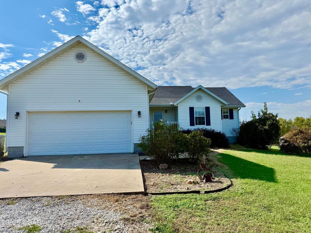 9815 County Lane 190, Carthage, MO 64836