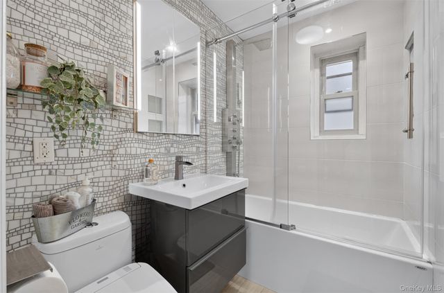 14460 Gravett Rd Apt 1D, Flushing, NY 11367