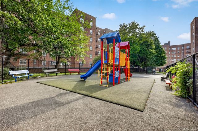 14460 Gravett Rd Apt 1D, Flushing, NY 11367