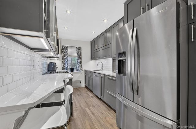 14460 Gravett Rd Apt 1D, Flushing, NY 11367