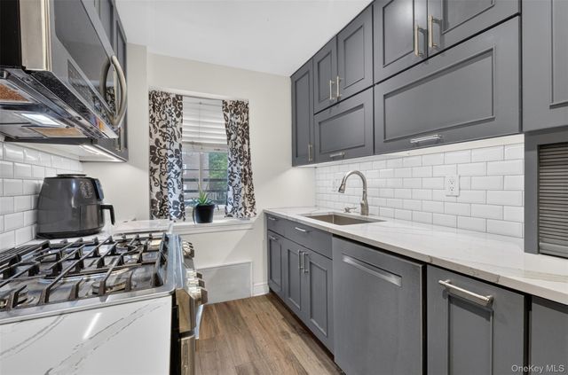 14460 Gravett Rd Apt 1D, Flushing, NY 11367