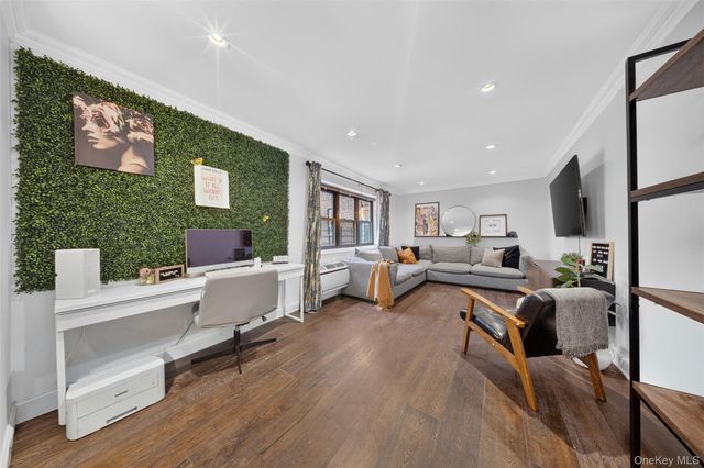 14460 Gravett Rd Apt 1D, Flushing, NY 11367