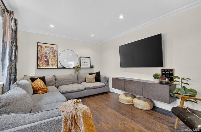 14460 Gravett Rd Apt 1D, Flushing, NY 11367