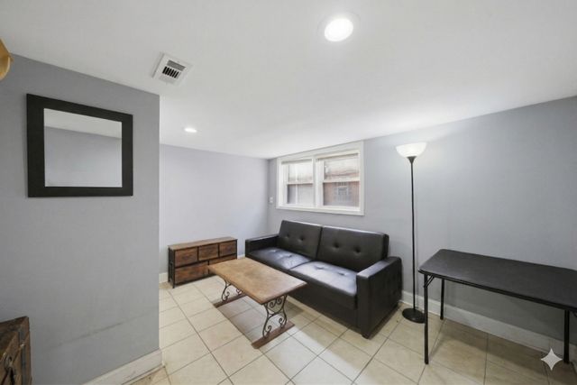 7901 S Whipple Street, Chicago, IL 60652