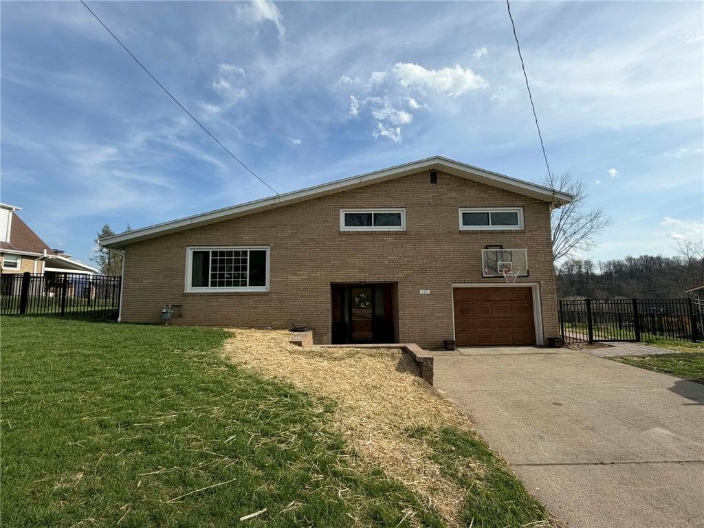 111 Hague Ln, South Union Twp, PA 15401