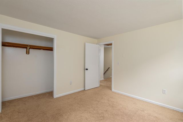 7 R Desforge Lane R, Derry, NH 03038