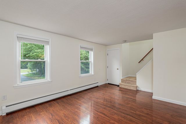 7 R Desforge Lane R, Derry, NH 03038