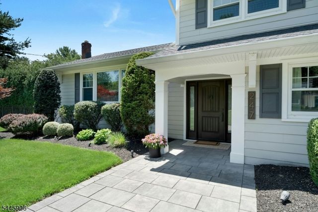 247 Oldwoods Rd, Franklin Lakes Boro, NJ 07417