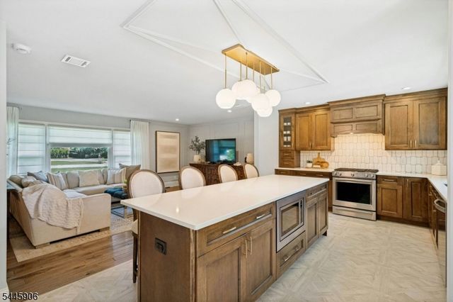 247 Oldwoods Rd, Franklin Lakes Boro, NJ 07417