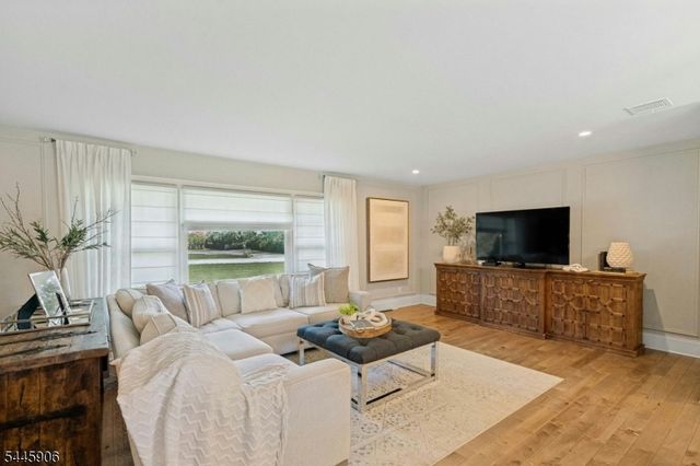 247 Oldwoods Rd, Franklin Lakes Boro, NJ 07417