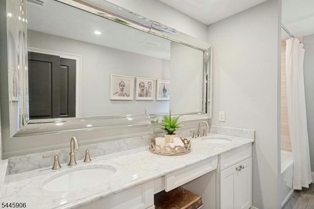 247 Oldwoods Rd, Franklin Lakes Boro, NJ 07417