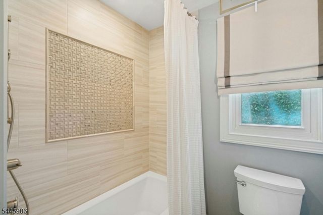 247 Oldwoods Rd, Franklin Lakes Boro, NJ 07417