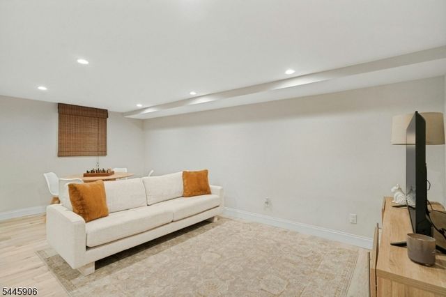 247 Oldwoods Rd, Franklin Lakes Boro, NJ 07417