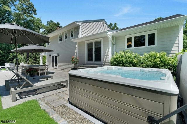 247 Oldwoods Rd, Franklin Lakes Boro, NJ 07417