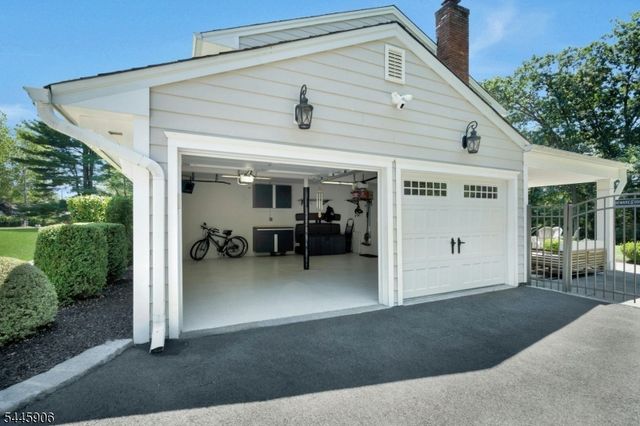 247 Oldwoods Rd, Franklin Lakes Boro, NJ 07417