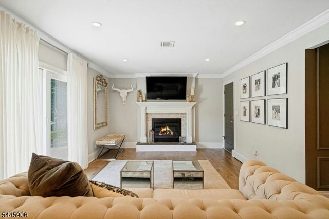 247 Oldwoods Rd, Franklin Lakes Boro, NJ 07417