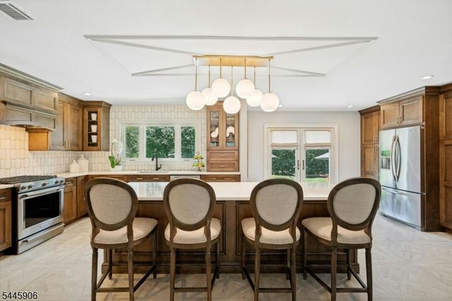 247 Oldwoods Rd, Franklin Lakes Boro, NJ 07417