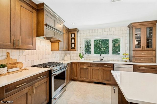 247 Oldwoods Rd, Franklin Lakes Boro, NJ 07417