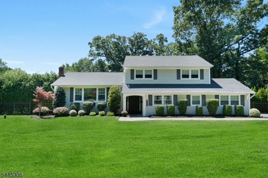 247 Oldwoods Rd, Franklin Lakes Boro, NJ 07417