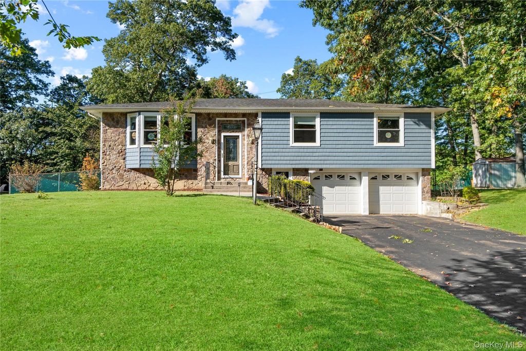 28 Peacock Lane, Commack, NY 11725 — exterior