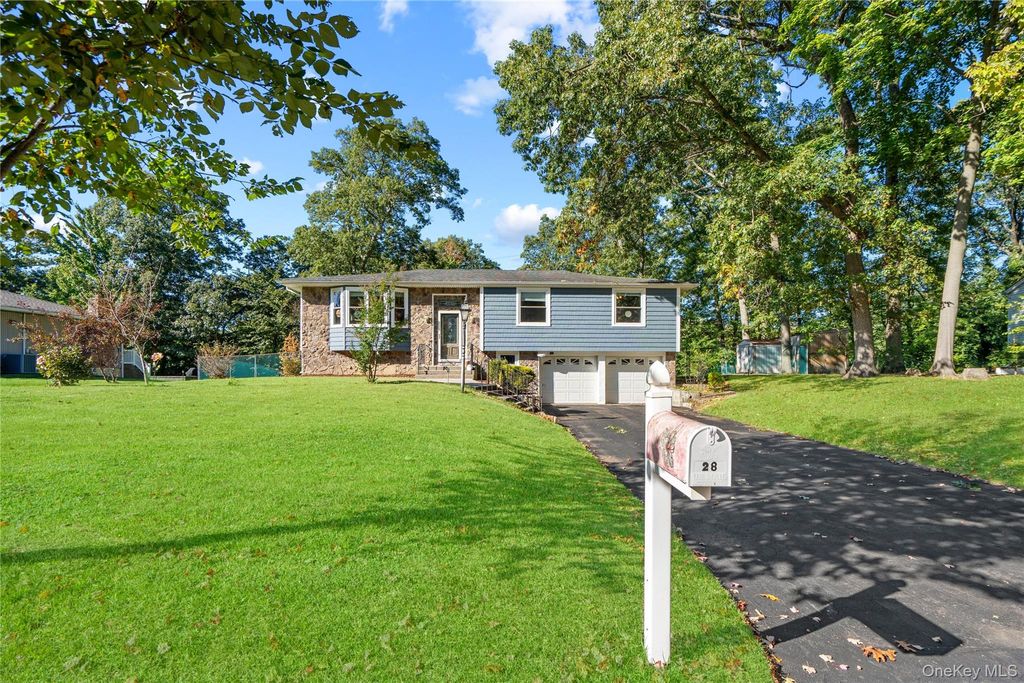 28 Peacock Lane, Commack, NY 11725 — photo 2