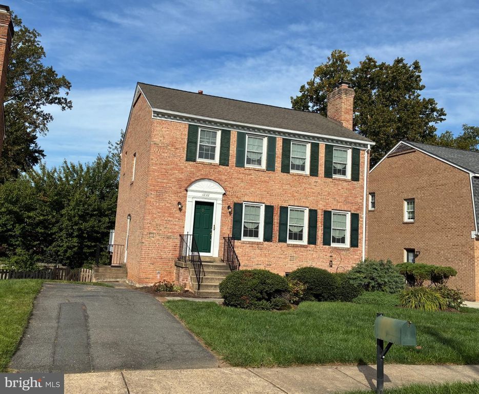 1232 PINE HILL RD, Mclean, VA 22101