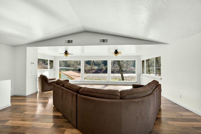 423 Fielder Lane, Grants Pass, OR 97526