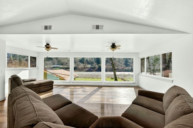 423 Fielder Lane, Grants Pass, OR 97526