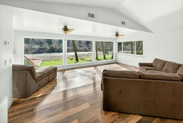 423 Fielder Lane, Grants Pass, OR 97526