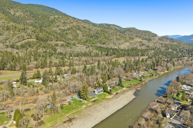 423 Fielder Lane, Grants Pass, OR 97526