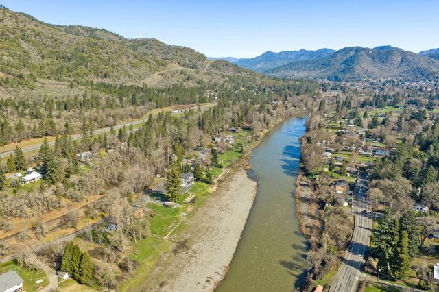 423 Fielder Lane, Grants Pass, OR 97526