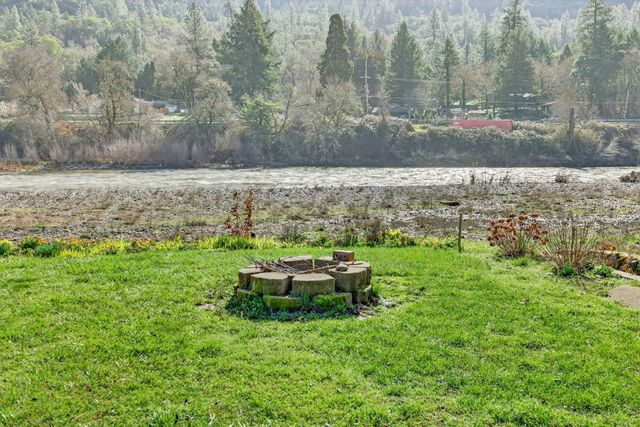 423 Fielder Lane, Grants Pass, OR 97526