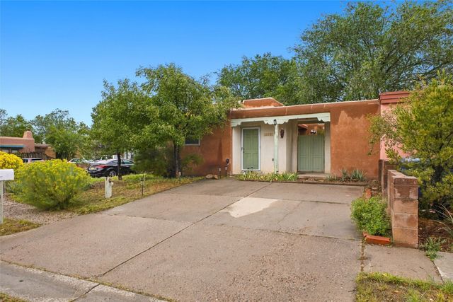 2067 Placita De Quedo, Santa Fe, NM 87505