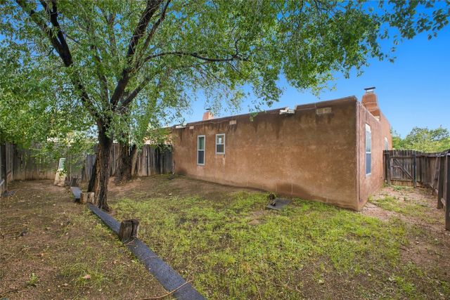 2067 Placita De Quedo, Santa Fe, NM 87505