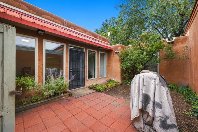 2067 Placita De Quedo, Santa Fe, NM 87505