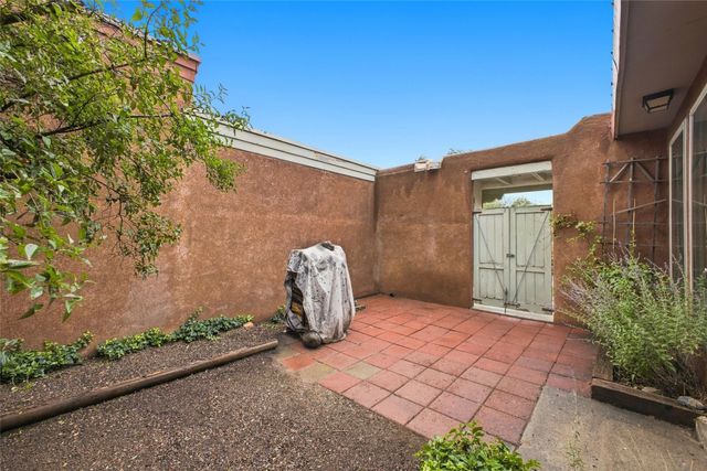 2067 Placita De Quedo, Santa Fe, NM 87505