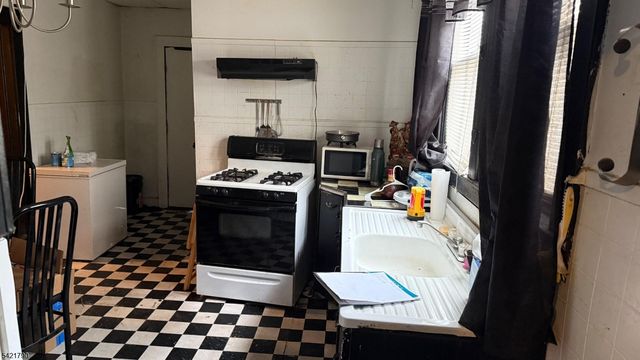 614 S Park St, Elizabeth City, NJ 07206