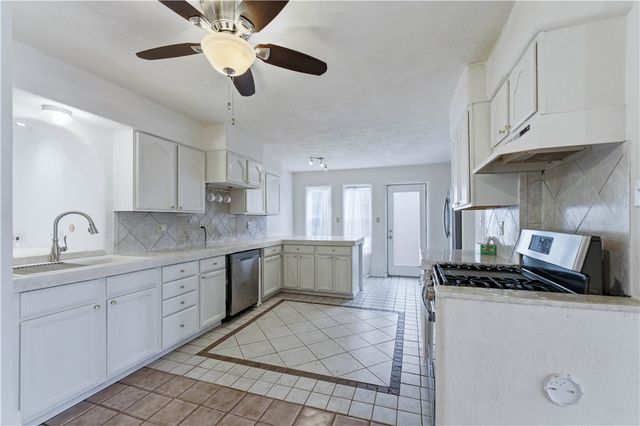 1221 Encino Dr, Pleasanton, TX 78064