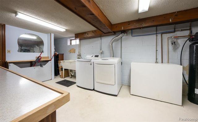 531 Oxbow Lake Road, White Lake, MI 48386