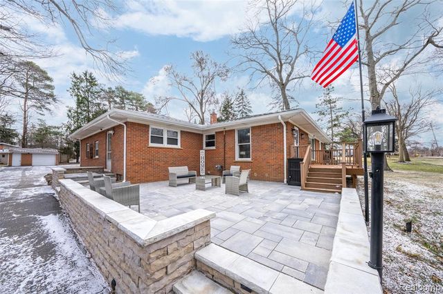 531 Oxbow Lake Road, White Lake, MI 48386