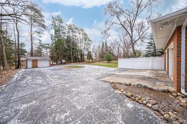 531 Oxbow Lake Road, White Lake, MI 48386