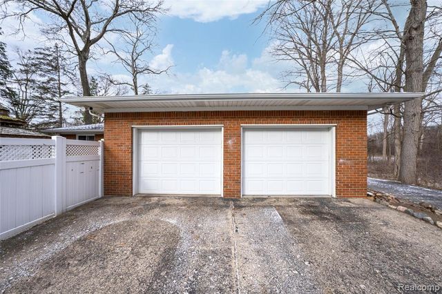 531 Oxbow Lake Road, White Lake, MI 48386