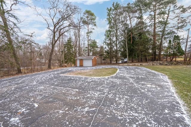 531 Oxbow Lake Road, White Lake, MI 48386