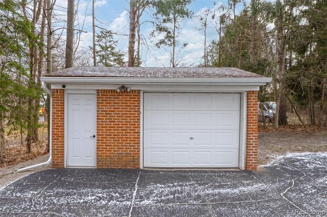 531 Oxbow Lake Road, White Lake, MI 48386