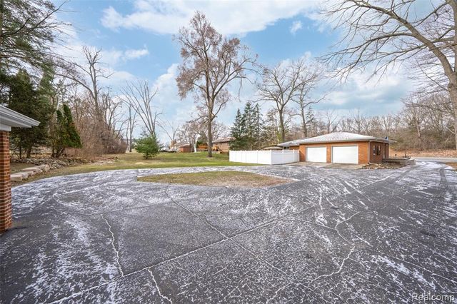 531 Oxbow Lake Road, White Lake, MI 48386