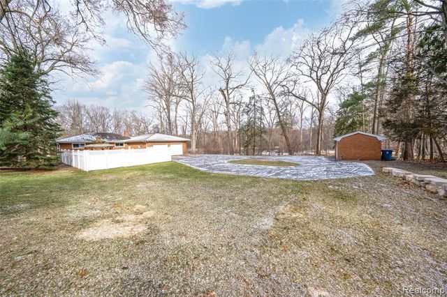 531 Oxbow Lake Road, White Lake, MI 48386