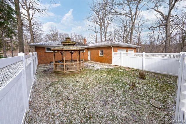 531 Oxbow Lake Road, White Lake, MI 48386