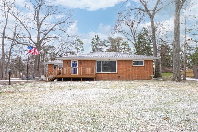 531 Oxbow Lake Road, White Lake, MI 48386