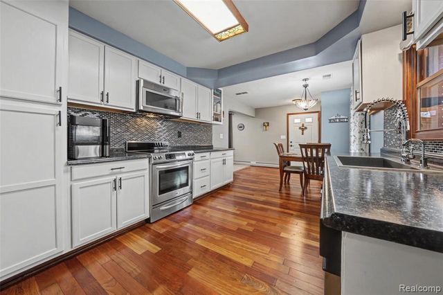 531 Oxbow Lake Road, White Lake, MI 48386